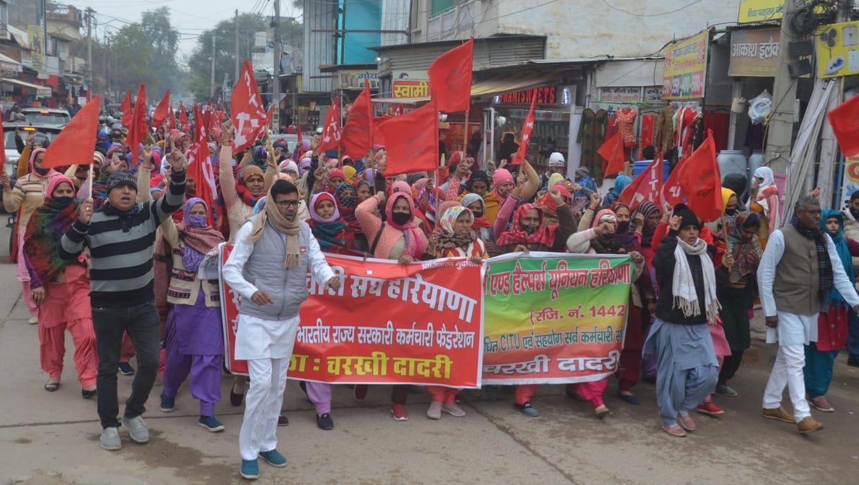 Sarva Karamchari Sangh burnt copies of suspension order of Anganwadi workers