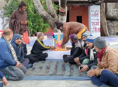 चित्र पर पुष्प अर्पित करते बुंदेली समाज के लोग।