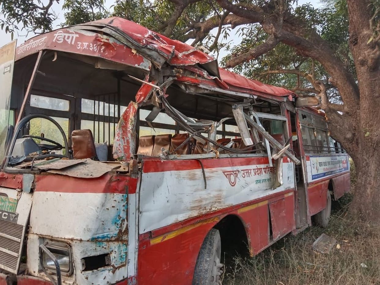 Bus collided with tree, passengers narrowly escaped