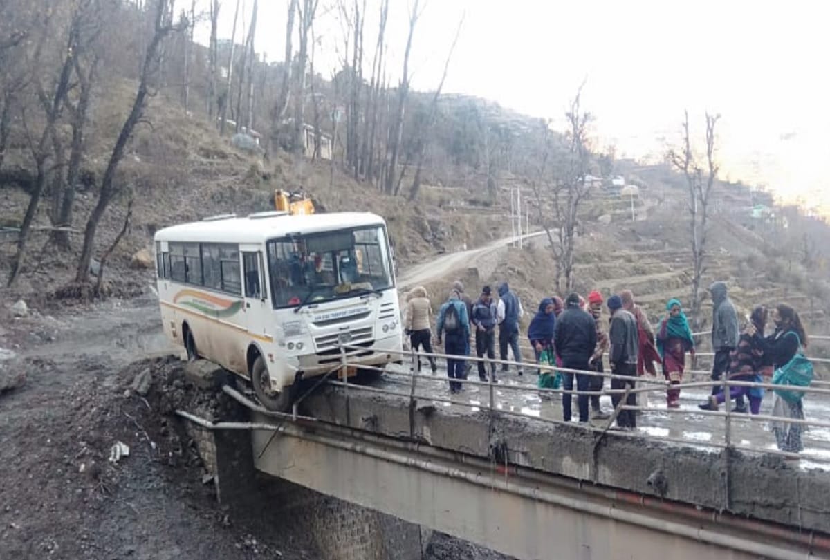 Jammu Kashmir: SRTC bus derailed in Sudhmahadev area of Udhampur district,
