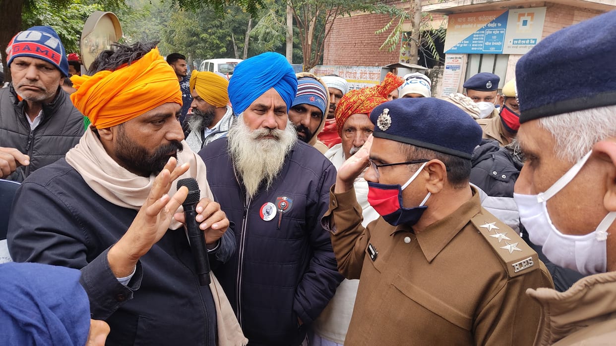 Fertilizer crisis: Farmers staged a sit-in at the Mini Secretariat