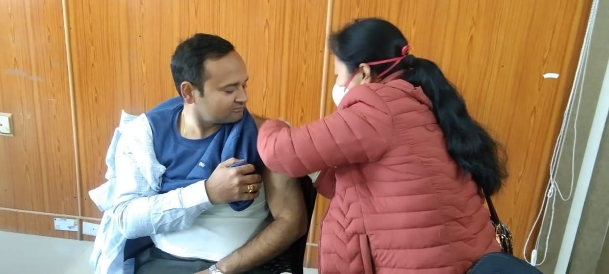 DM Vineet Tomar got booster dose installed in Vikas Bhavan