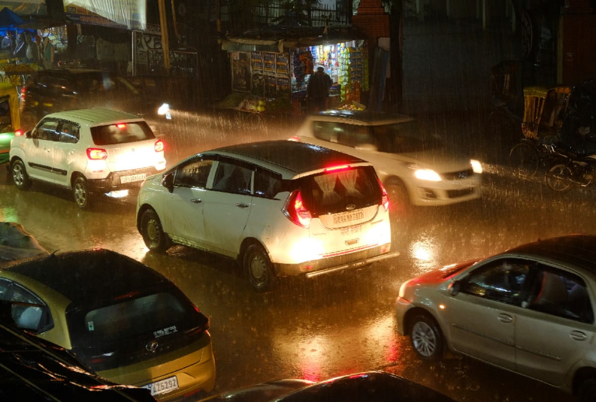 Clouds rained in Gorakhpur with wind and thunder