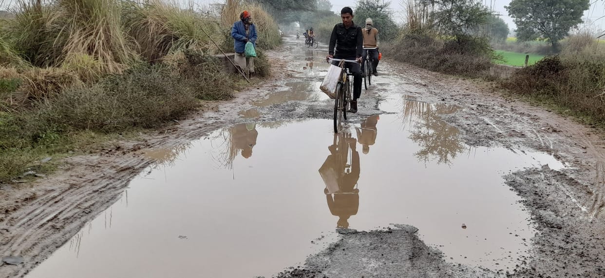fathepur news,Wahidpur road became a pond due to rain
