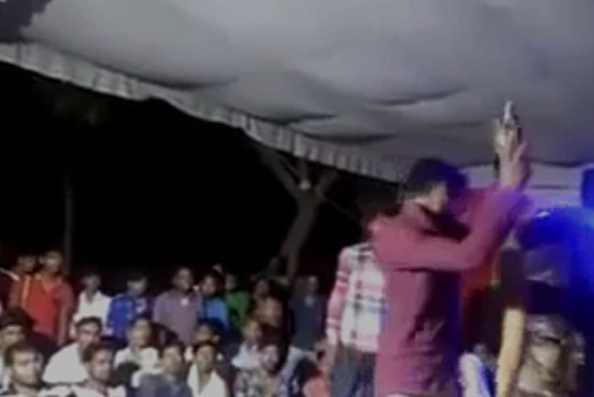 Chhatarpur: Dancing youths fired in the air, after the video went viral, the police engaged in investigation