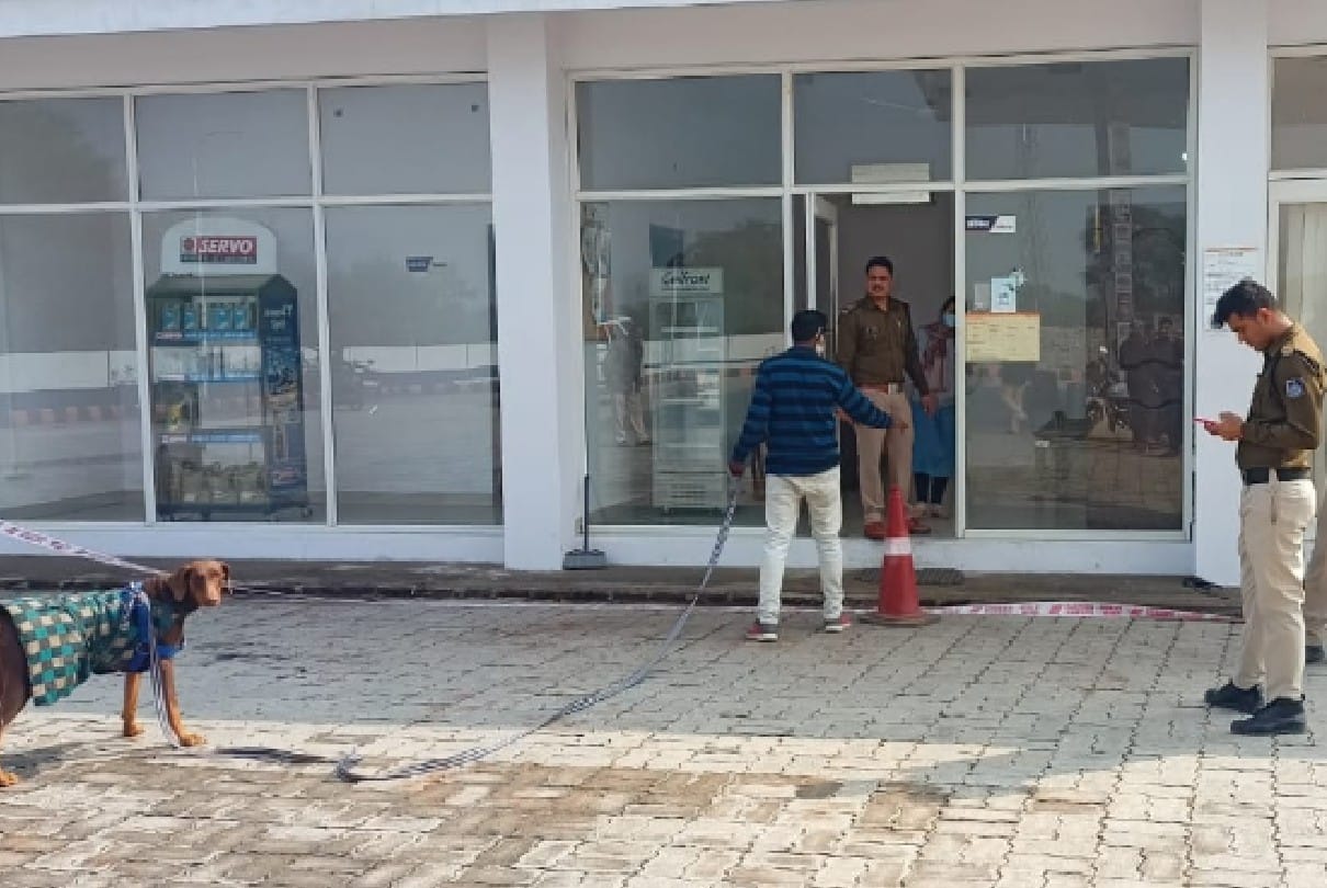 Chhatarpur: Armed robbers looted former MLA's petrol pump, broke CCTV cameras, shot at petrol pump worker
