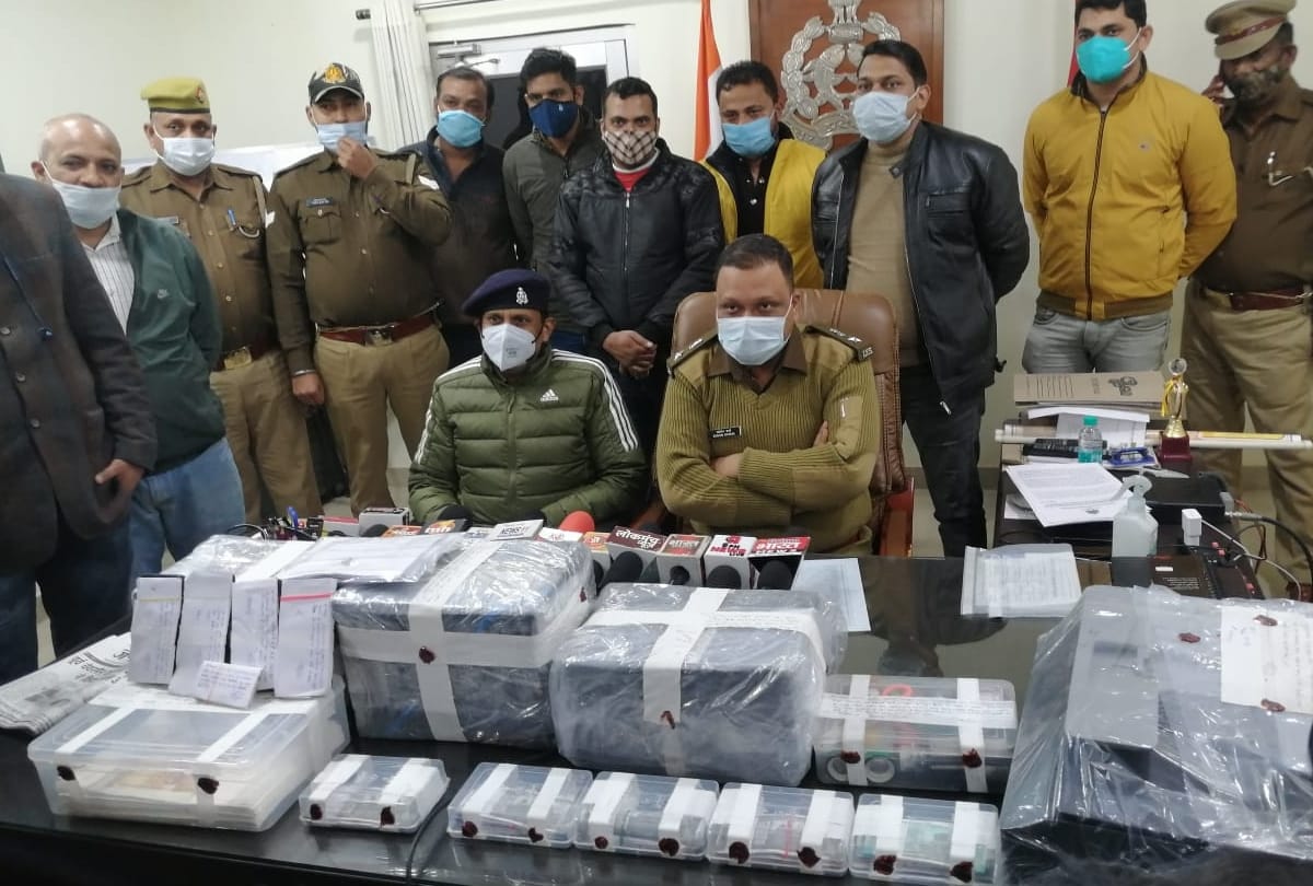 GRP jawan with five arrested for running fake currency notes.