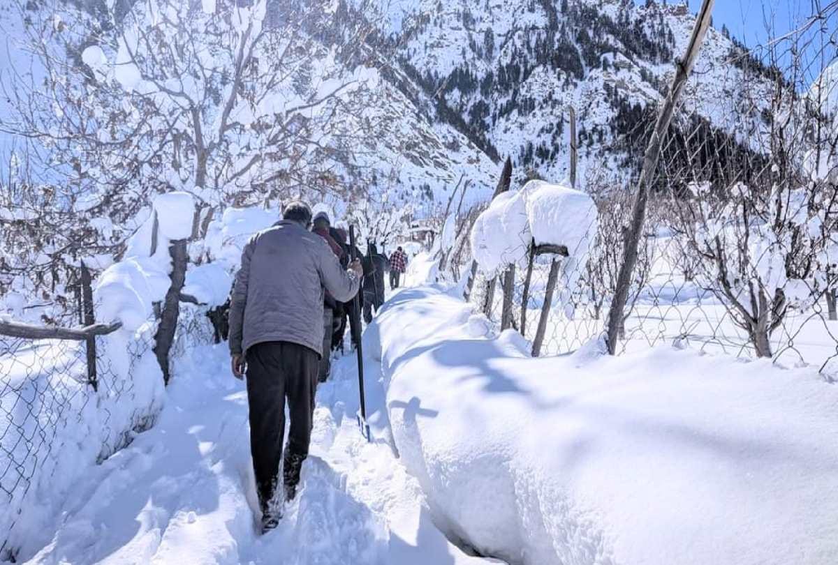himachal weather update: 416 roads and 446 power transformers still stalled in Himachal due to snowfall weather will deteriorate again