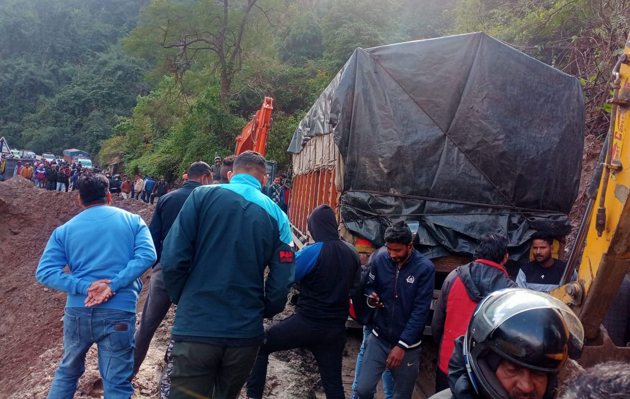 Truck stuck on the highway for the second day, jammed for three hours