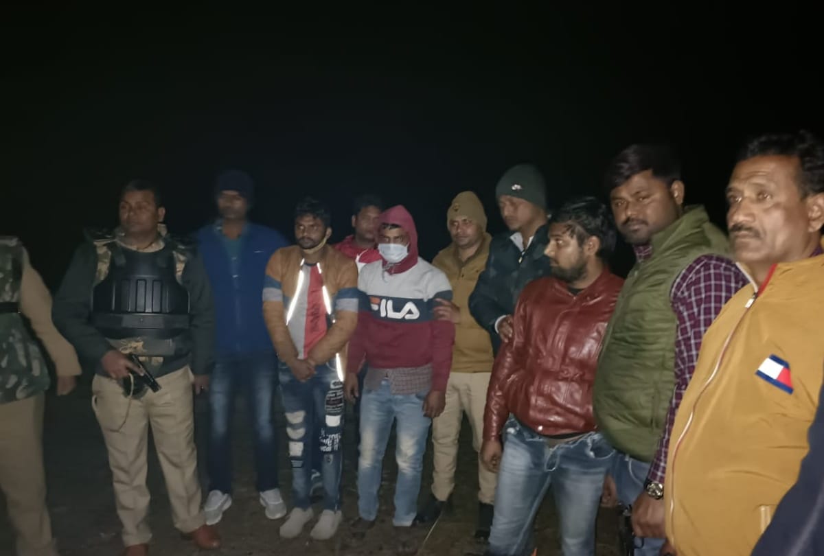 Three cow smugglers including reward of 25 thousand arrested in Basti encounter