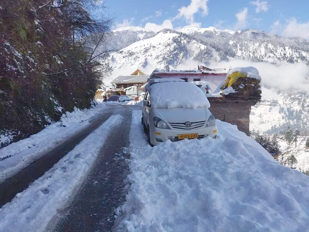tourist reached in solangnala throu  four by four vehicle