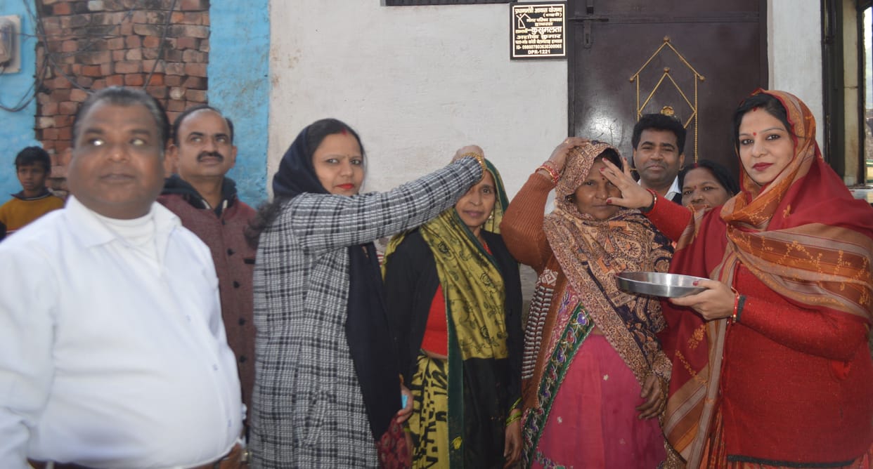 Hathras: BJP workers honored the beneficiaries by applying kumkum tilak