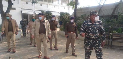 पुलिस लाइन में चुनाव कार्यालय का निरीक्षण करते एडीजी आगरा जोन