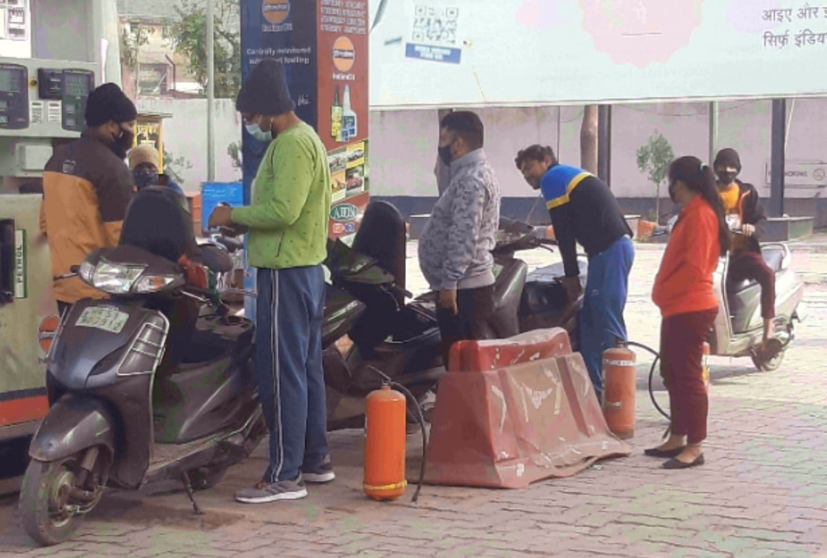 Ghaziabad: 1.40 lakh liters of diesel was sold in a day due to the fear of increasing the rate some pump operators fixed the maximum quantity