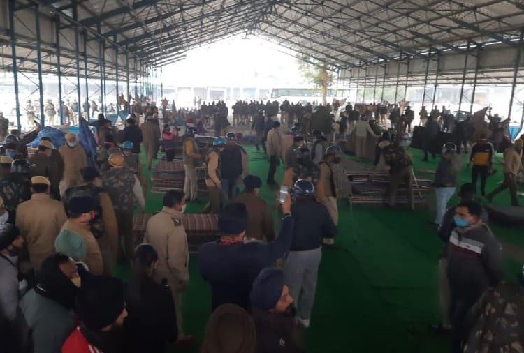 Police removed teachers sitting on dharna in Yamunanagar of Haryana