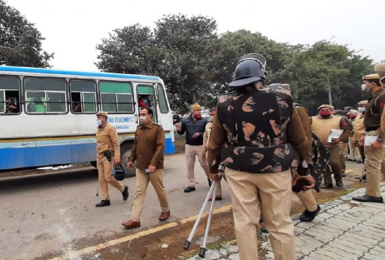Police removed teachers sitting on dharna in Yamunanagar of Haryana
