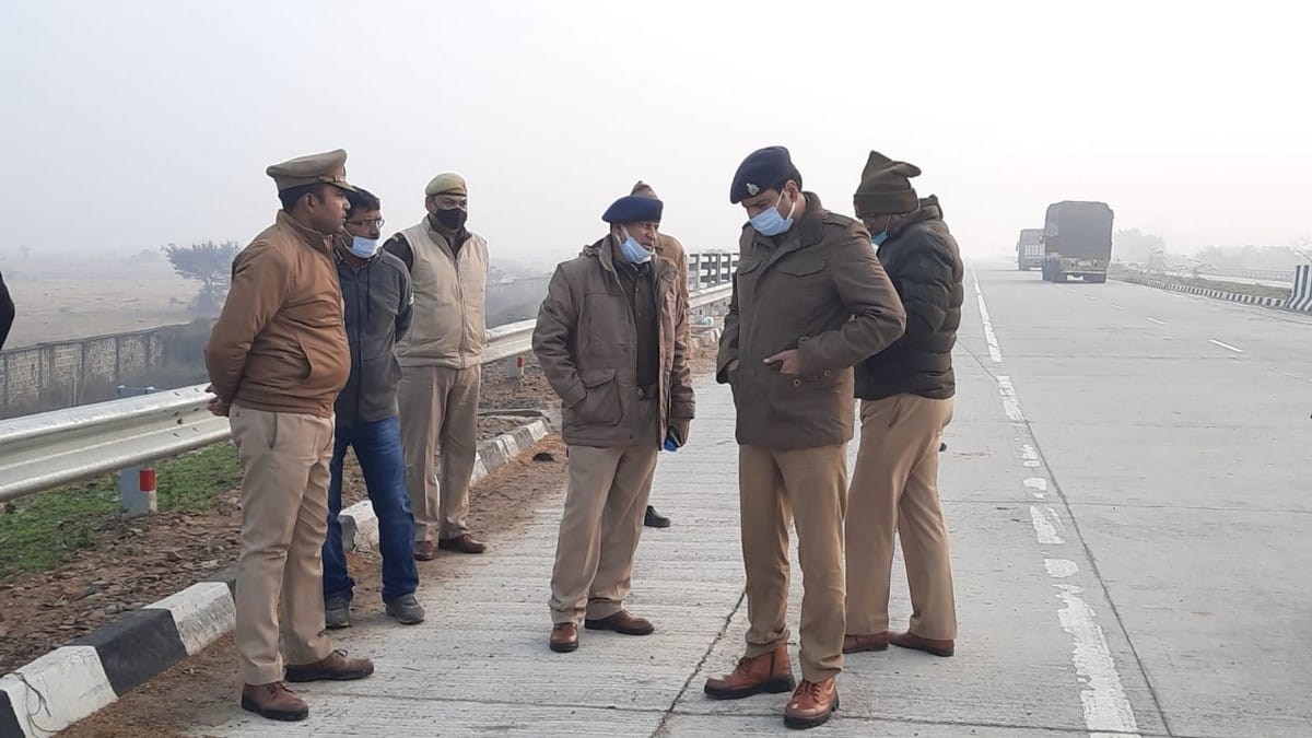 Stamp seller shot by apache-riding miscreants robbing four and a half lakhs victim trauma center referred in Mirzapur
