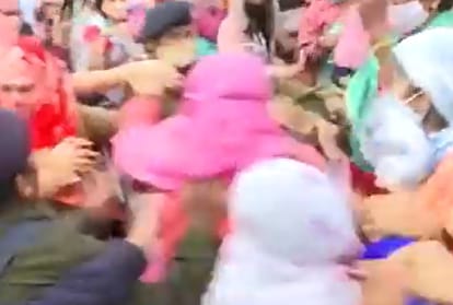 घटना का वीडियो भी सोशल मीडिया पर वायरल हो रहा है।