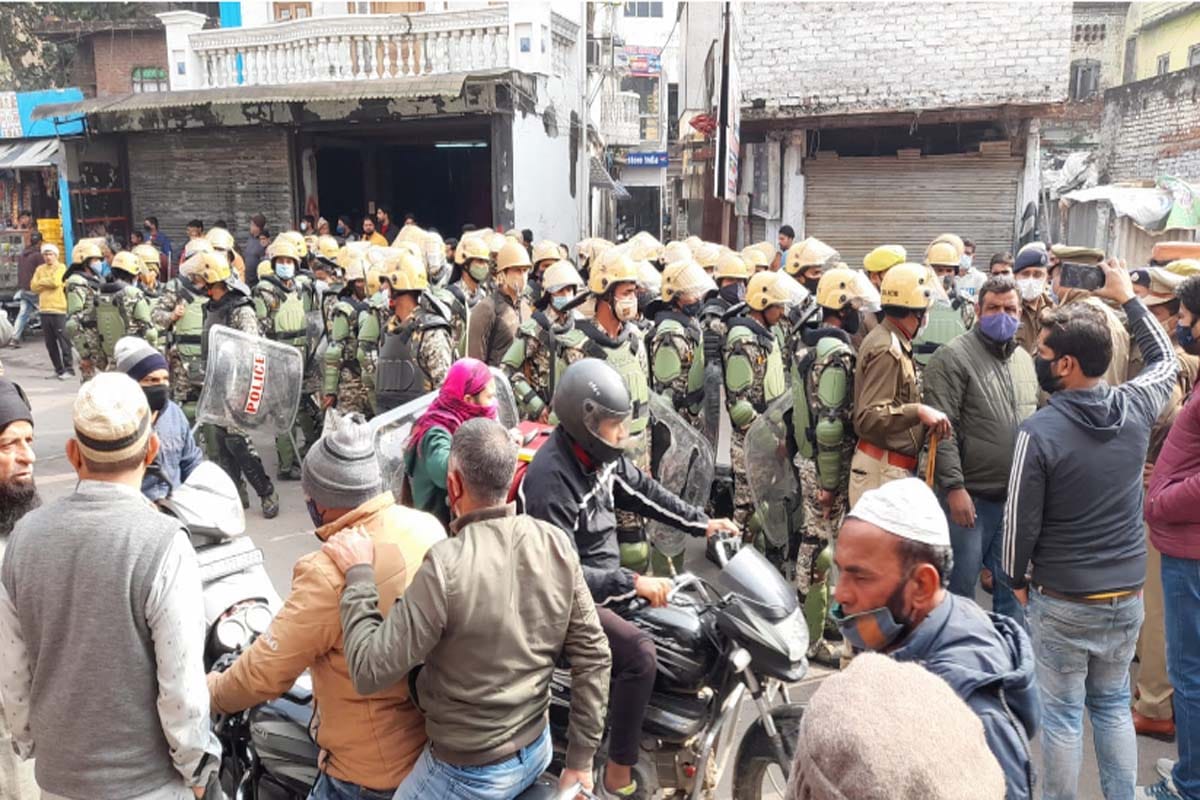 Sotiganj: Three crore property of Kabadi Saqib attached by meerut police, six houses and nine vehicles confiscated