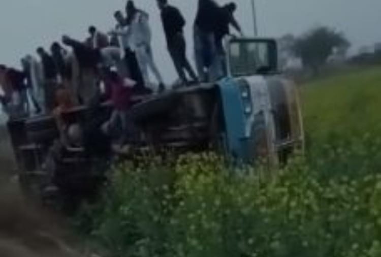Roadways bus overturned in Fatehabad of Haryana