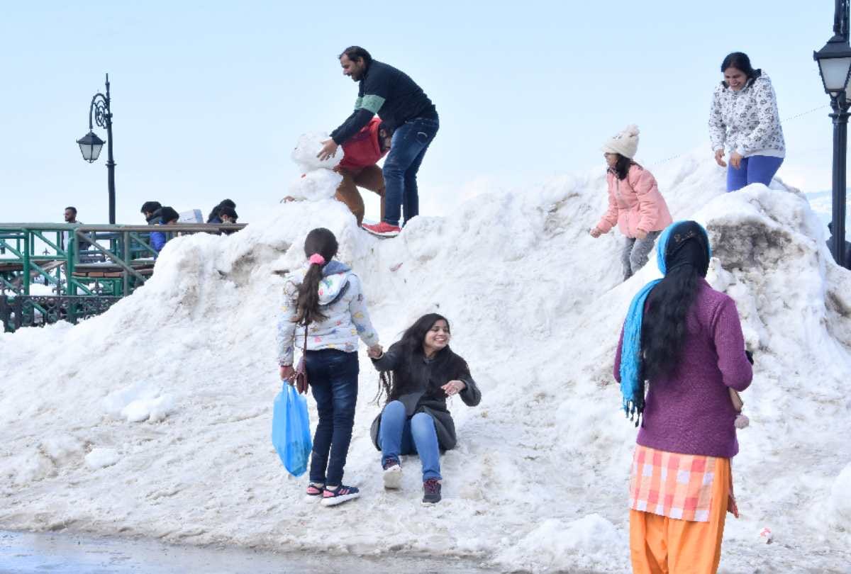 tourists flocked to the queen of the mountains shimla For snow sight, did lot of fun