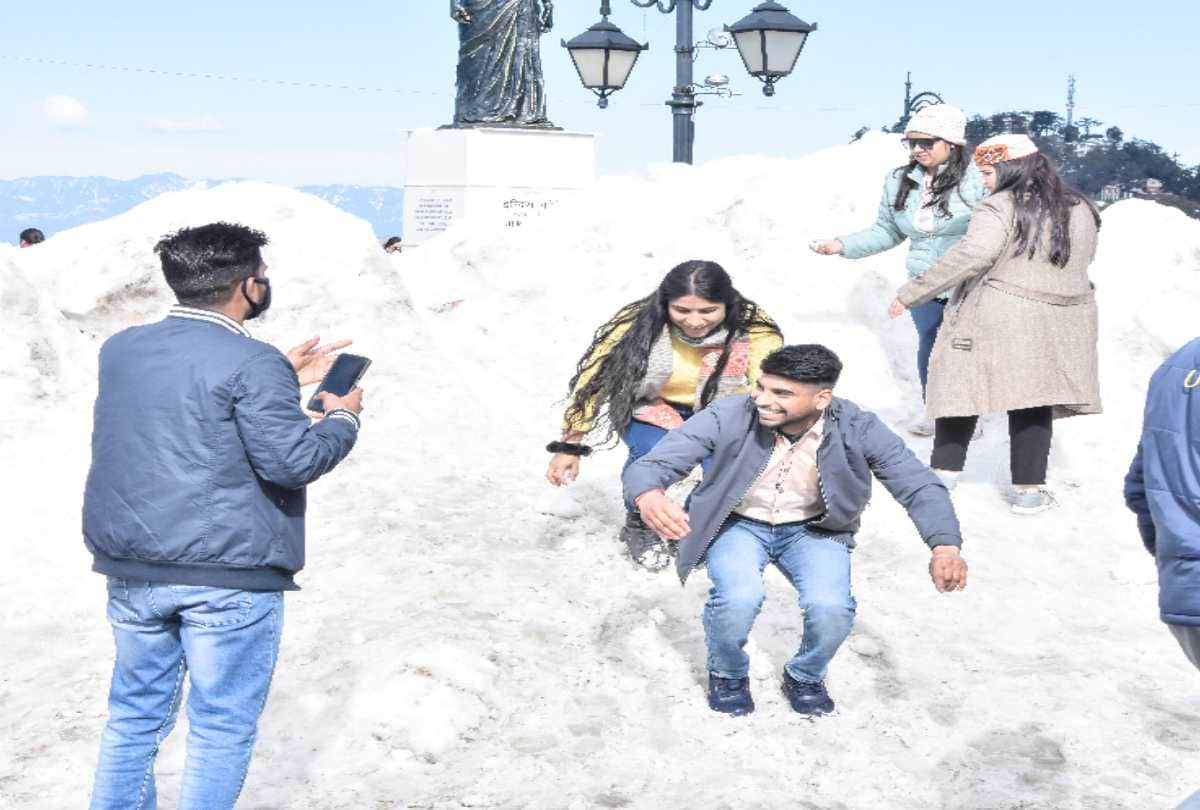 tourists flocked to the queen of the mountains shimla For snow sight, did lot of fun