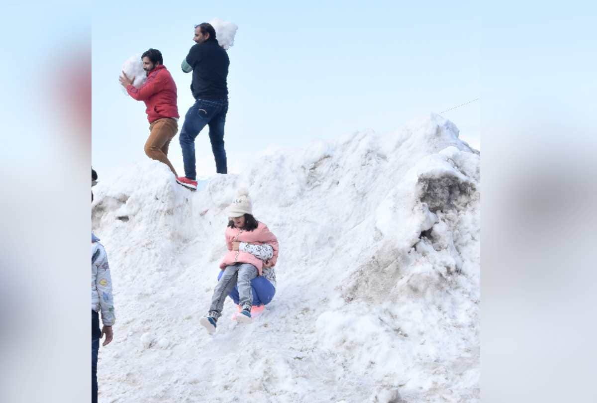 tourists flocked to the queen of the mountains shimla For snow sight, did lot of fun