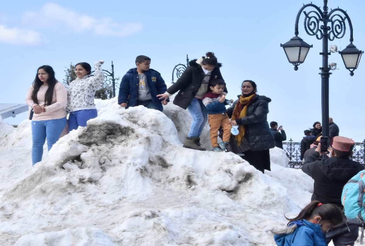 tourists flocked to the queen of the mountains shimla For snow sight, did lot of fun