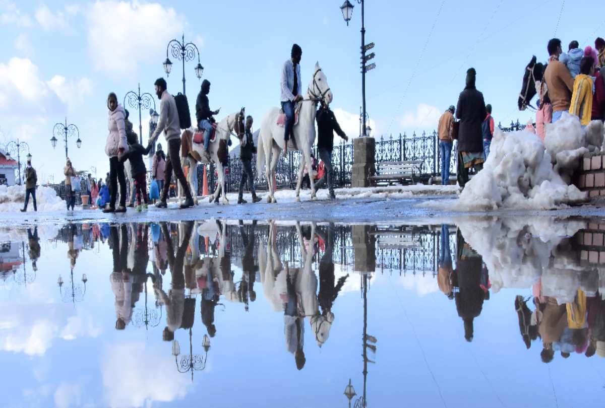 tourists flocked to the queen of the mountains shimla For snow sight, did lot of fun