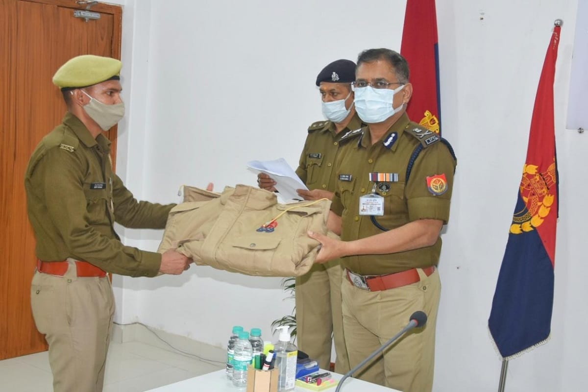 cold winter in varanasi Police Commissioner gave smart winter jackets to policemen