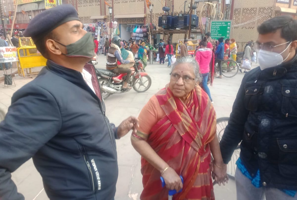 No Vehicle Zone in varanasi Police help elderly woman traffic constable provided wheel chair
