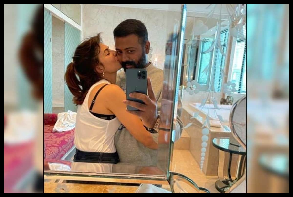 jacqueline fernandez and sukesh chandrasekhar photos: Sukesh gifted a Tiffany diamond ring to propose to Jacqueline