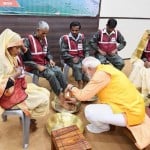 सफाईकर्मियों के पैर धोते पीएम नरेंद्र मोदी