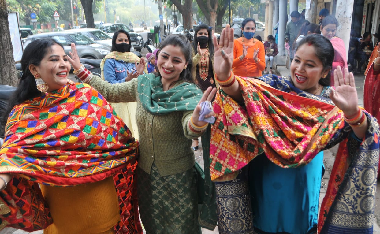 On the occasion of Lohri festival, daughters put giddha on Punjabi dialects