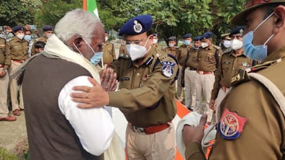 A contingent of paramilitary force reached Charva, did flag march in the town
