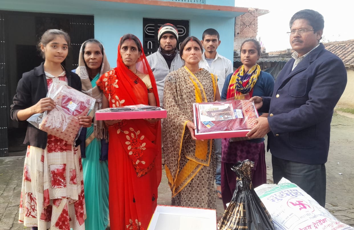 Iftekhar Azmi does not forget to give khichdi to the sisters of martyr Ramesh