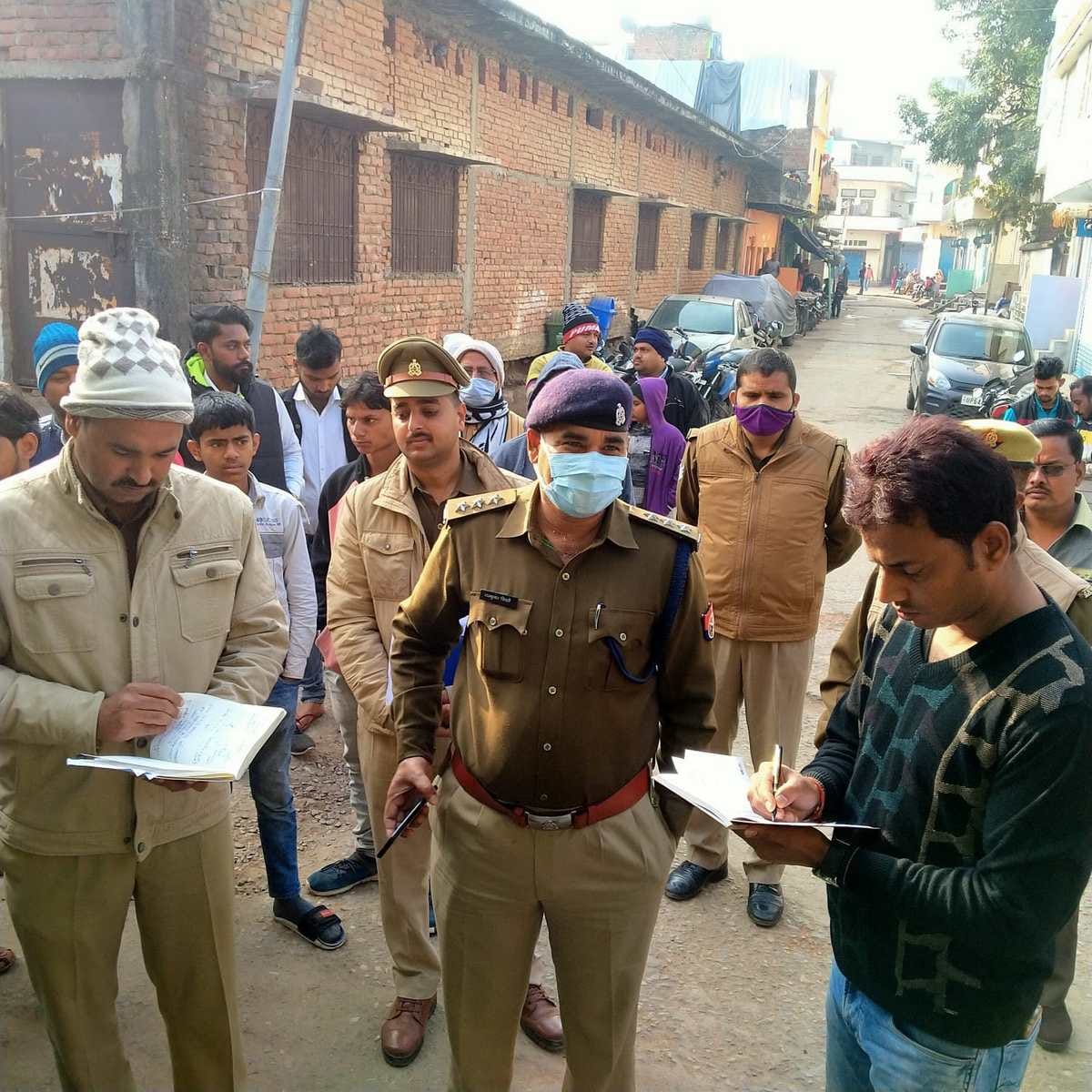 Thieves broke shutter of jewelery shop five lakh jewelery and one lakh cash theft CCTV captured incident in Sonbhadra