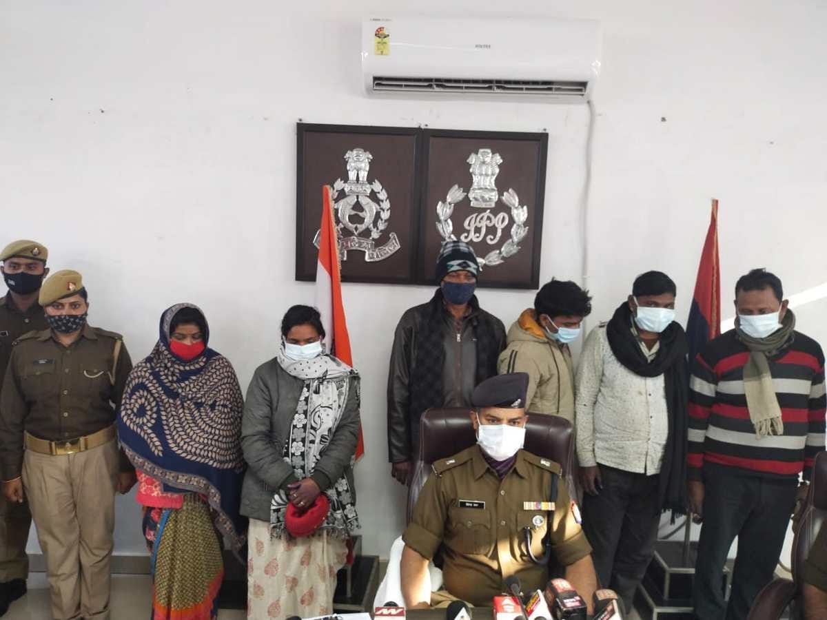 Police recovered fake indian currency three lakhs arrested six people including two woman in azamgarh