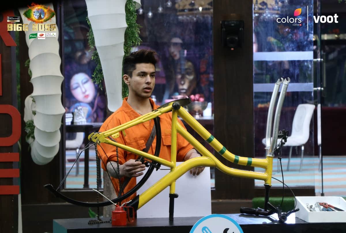 bigg Boss 15: Prateek Sahajpal wins ticket to finale by defeating Tejashwi Prakash becomes member of VIP zone