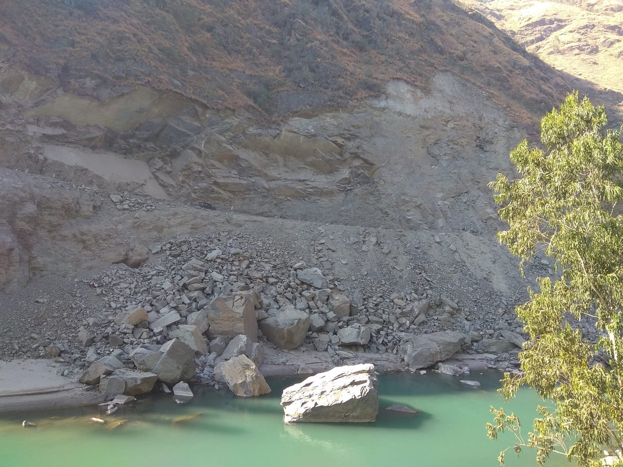 Fear of accidents due to landslide in Wazir-Bawdi