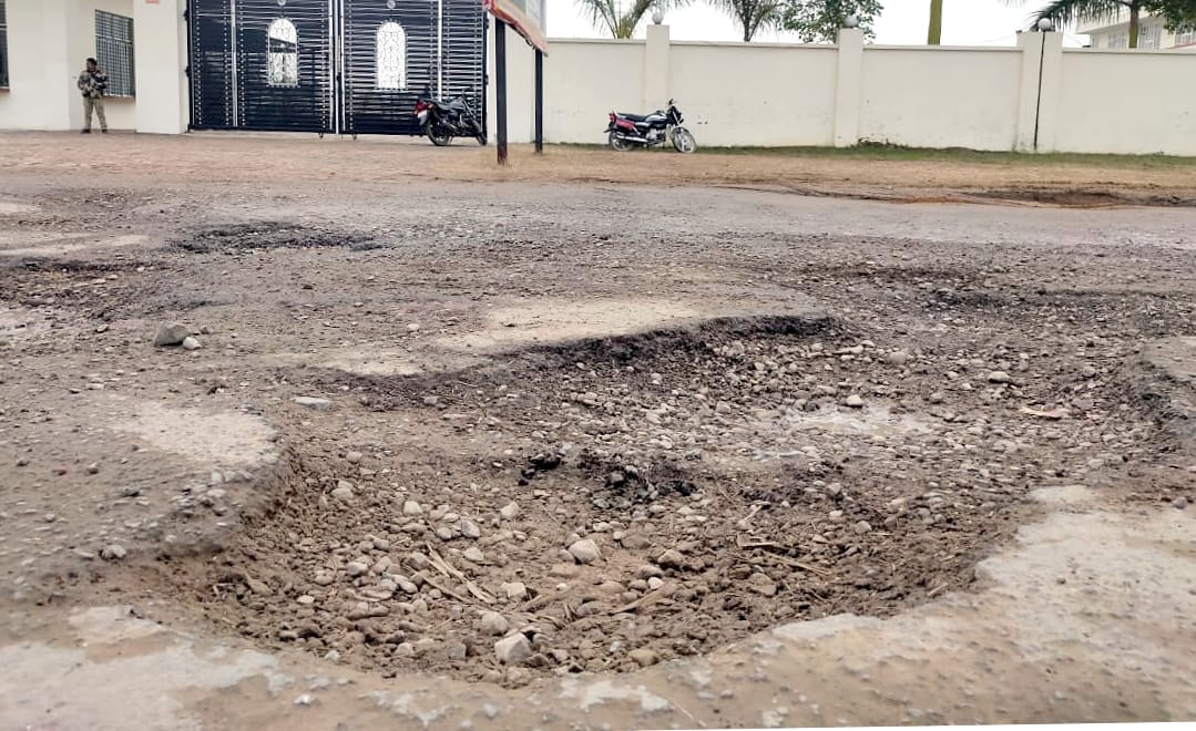 Roads were broken in three days of rain