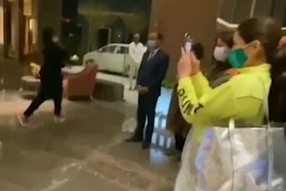 Indore: First made video then Sara Ali Khan started dancing with hotel staff on the song Hi Chakachak..