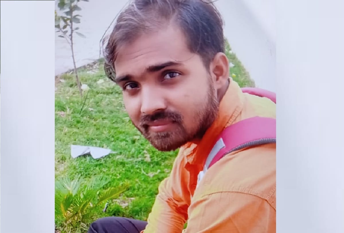 Bareilly young man body found hanging from tree who went to Agra to get degree