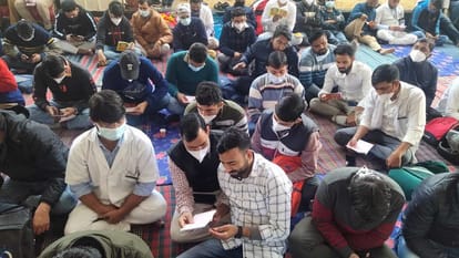 BHU Hospital: Nursing officers did Sunderkand recitation at emergency gate picketing going on for six days 