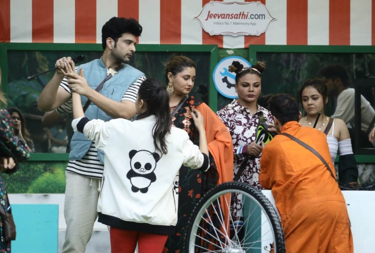 Bigg Boss 15: Tejashwi Prakash attacked Prateek Sahajpal during the task said i will do anything for self defence