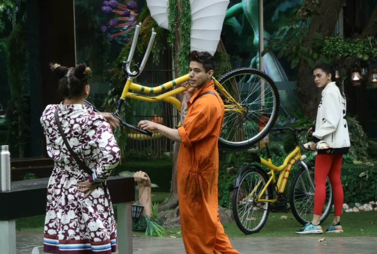 Bigg Boss 15: Tejashwi Prakash attacked Prateek Sahajpal during the task said i will do anything for self defence