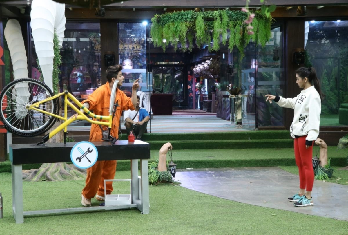 Bigg Boss 15 Ticket to Finale task changed in the battlefield Shamita Shetty clashed with Nishant Bhatt and she said  go to hell
