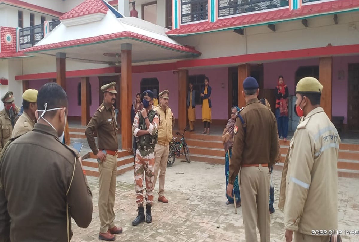 Pratapgarh: Deupty SP raided the house of a five lakh rewarded SP leader along with paramilitary forces