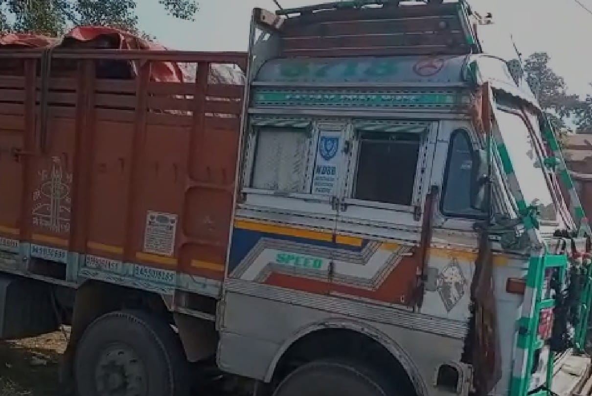 Damoh: Truck full of iron pipes caught, fear of GST evasion, penalty will be imposed after investigation