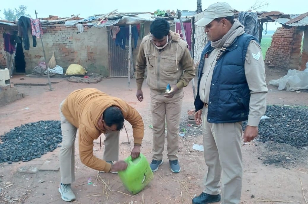 60 leetar avaidh sharaab ke saath chaar giraphtaar